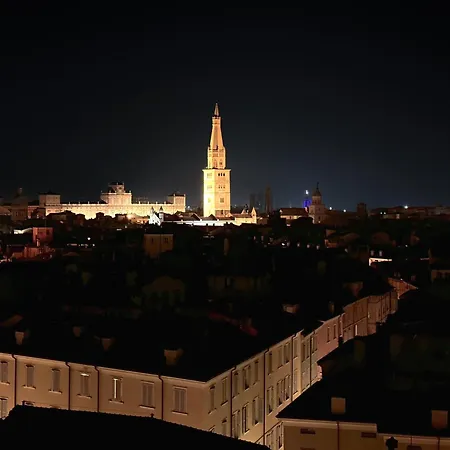 Vista Ghirlandina - Attico Sul Tetto Del Centro Al Settimo Piano Διαμέρισμα
