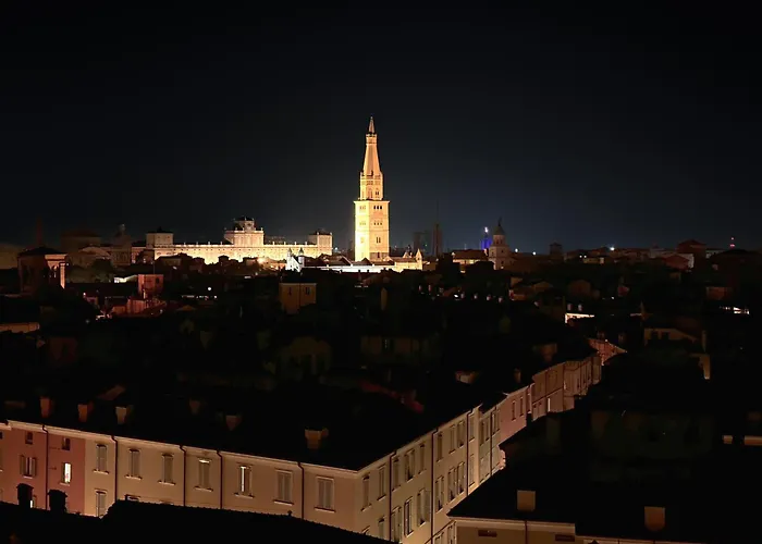 Vista Ghirlandina - Attico Sul Tetto Del Centro Al Settimo Piano Lägenhet